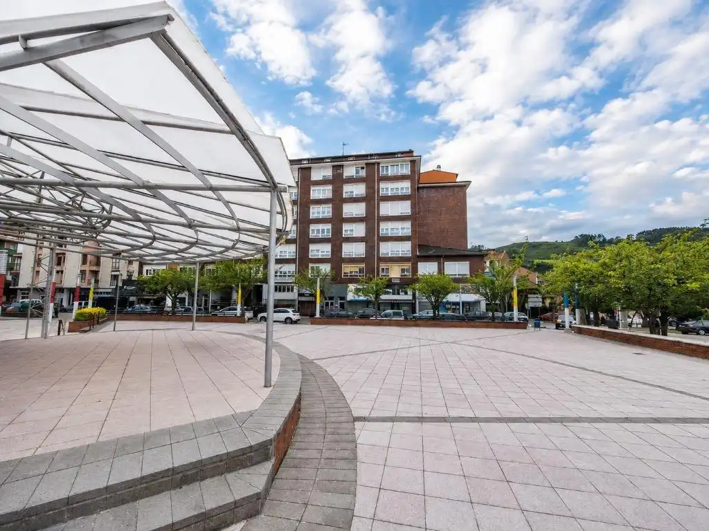 Vista exterior de Pis en venda en Los Corrales de Buelna  amb Calefacció, Terrassa i Traster