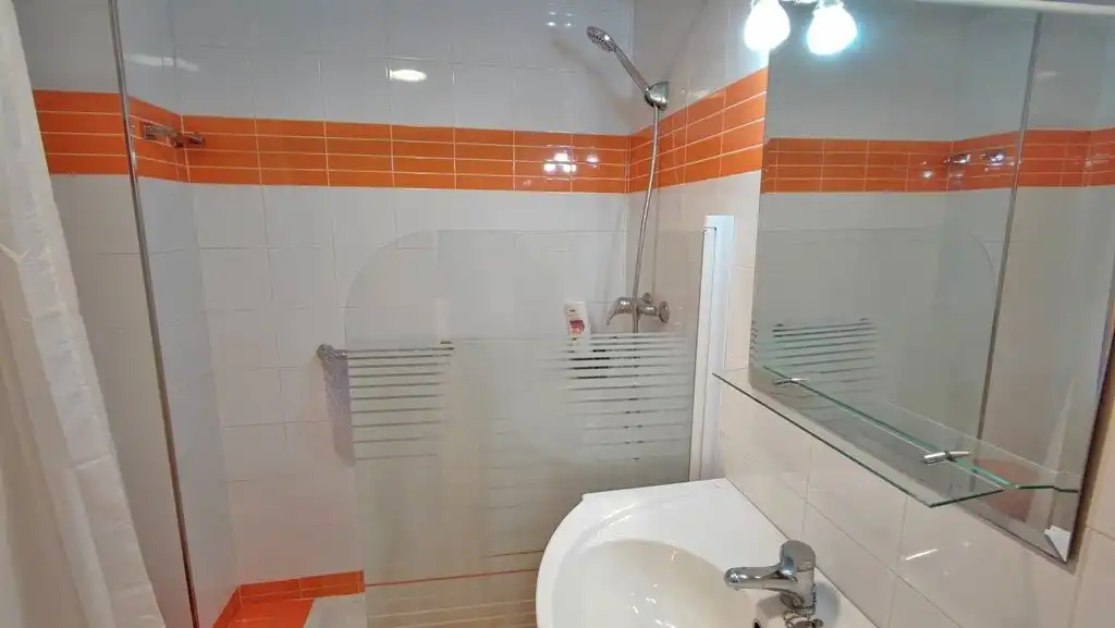 Bathroom of Flat for rent in Granada  with Air Conditioner, Heating and Furnished