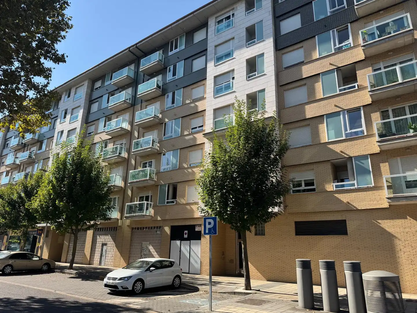 Vista exterior de Pis en venda en León Capital  amb Calefacció, Terrassa i Traster