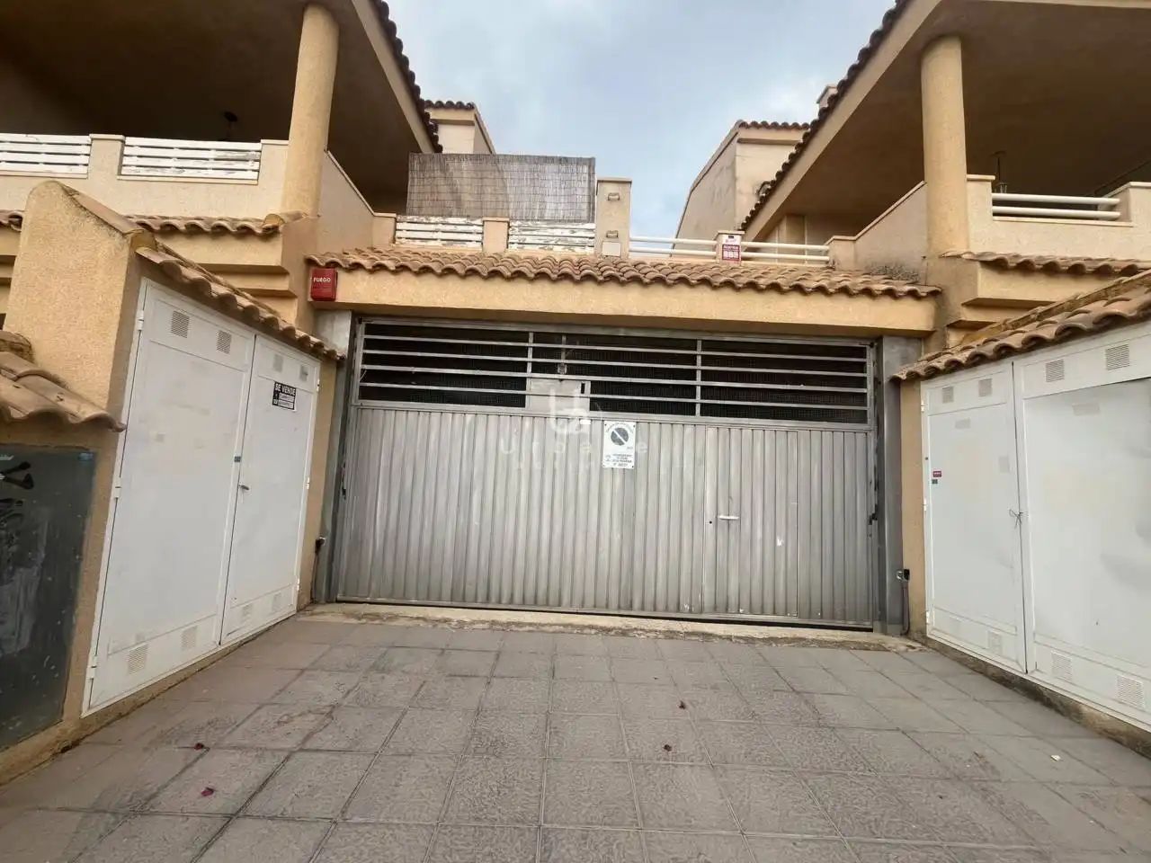 Aparcament de Casa adosada en venda en Pilar de la Horadada amb Terrassa i Moblat