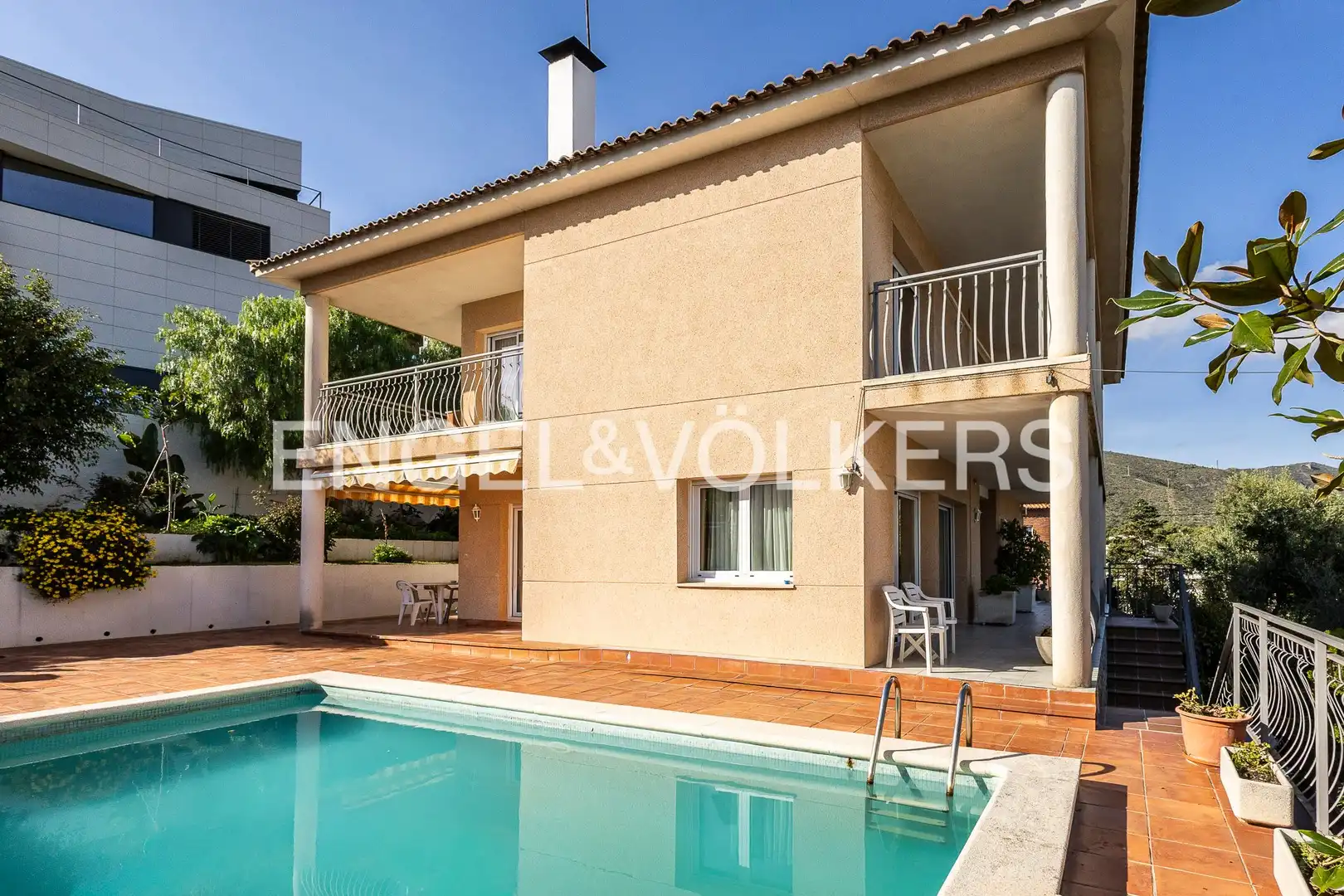 Vista exterior de Casa o xalet en venda en Castelldefels amb Aire condicionat, Calefacció i Jardí privat