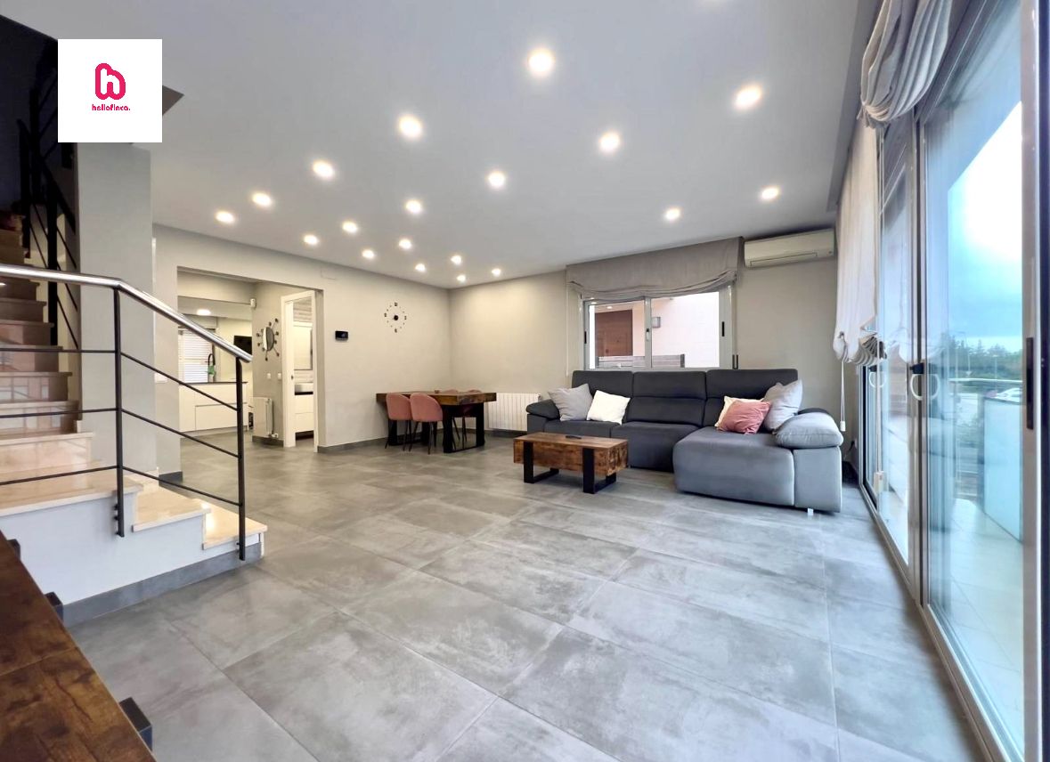Living room of Single-family semi-detached for sale in Montmeló  with Air Conditioner, Heating and Private garden