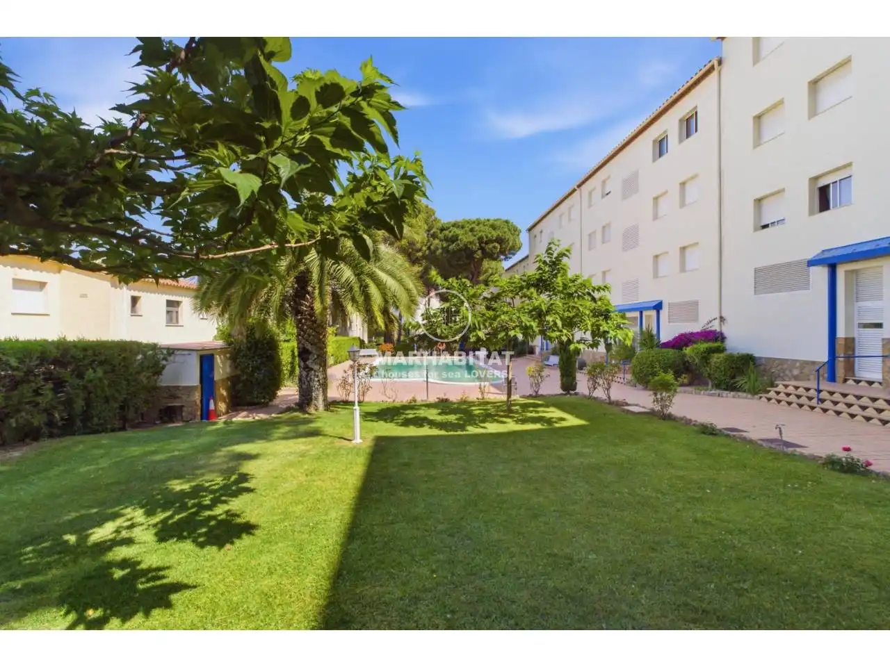 Jardín de Piso en venta en L'Escala con Terraza, Amueblado y Piscina comunitaria
