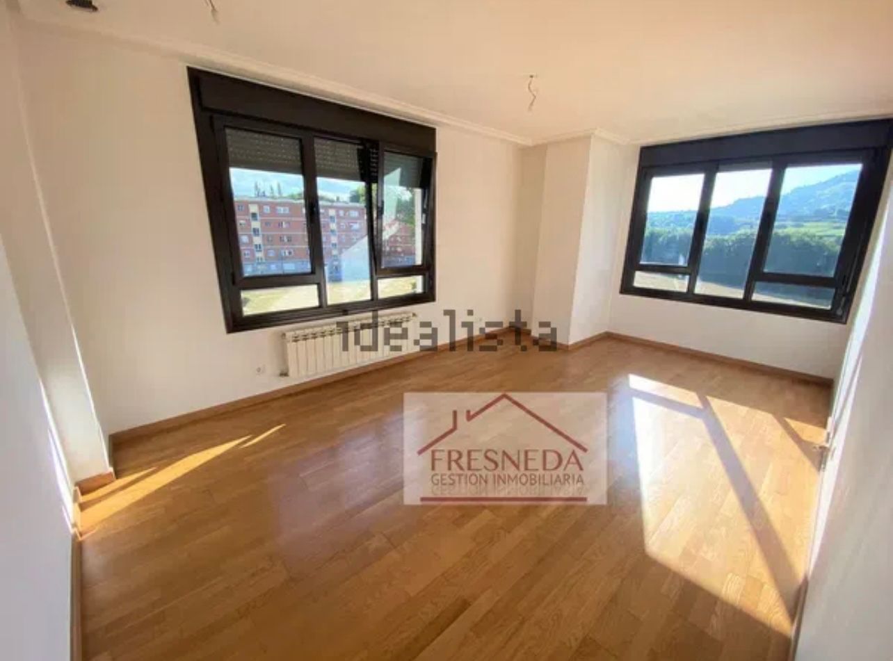 Dormitori de Pis en venda en Oviedo  amb Calefacció, Parquet i Traster