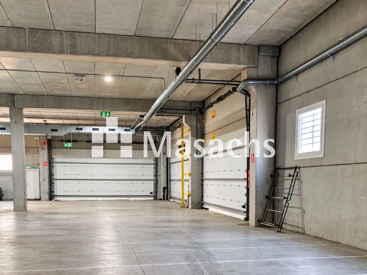 Parkplatz von Fabrikhallen zur Miete in Zona Industrial