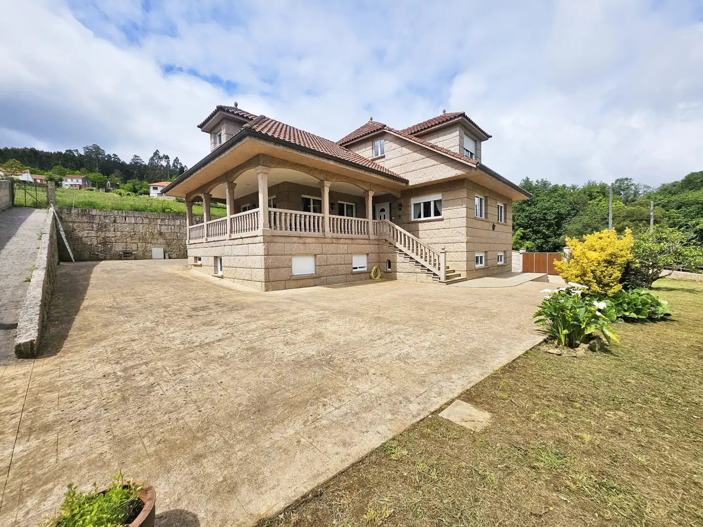 Vista exterior de Casa o xalet en venda en Coristanco amb Calefacció, Jardí privat i Parquet