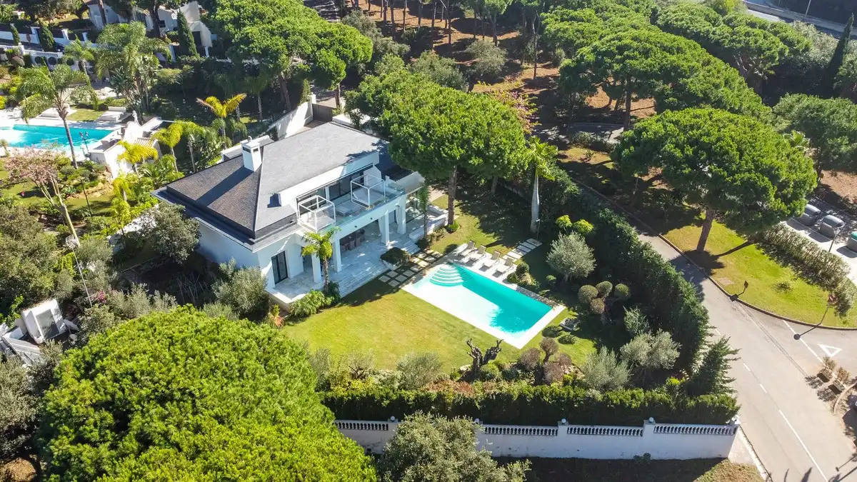 Vista exterior de Casa o xalet de lloguer en Marbella amb Aire condicionat, Jardí privat i Traster