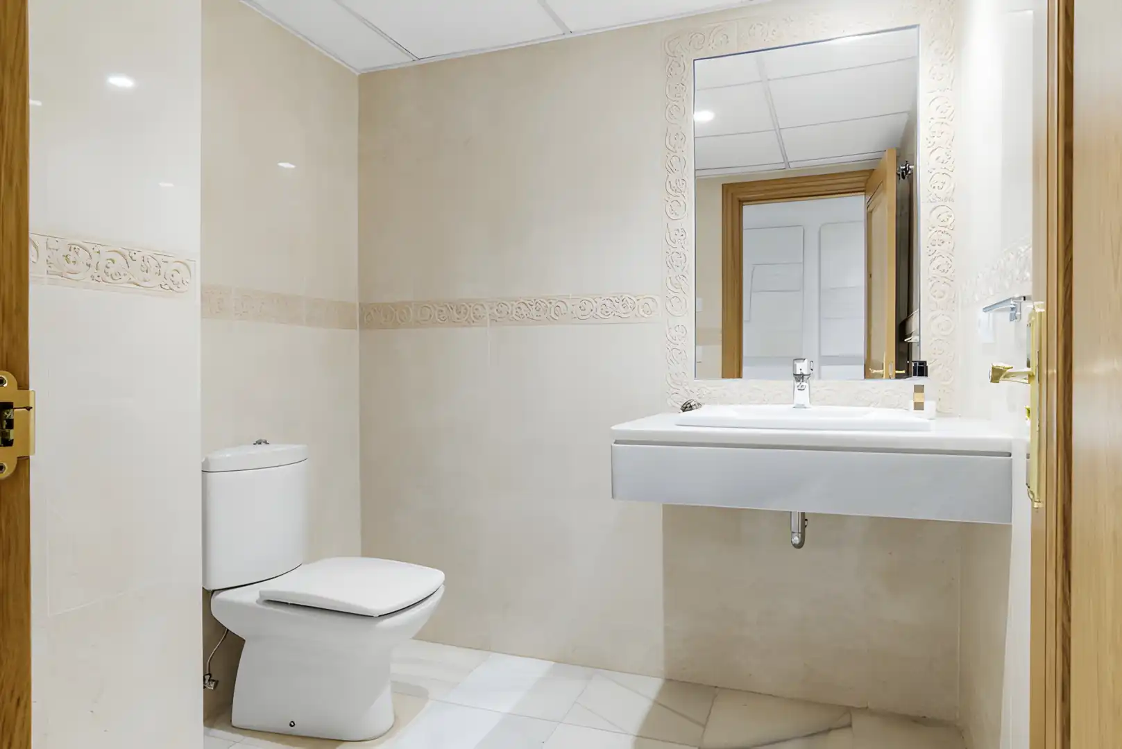 Badezimmer von Erdgeschoss zum Verkauf in Marbella mit Klimaanlage, Terrasse und Schwimmbad