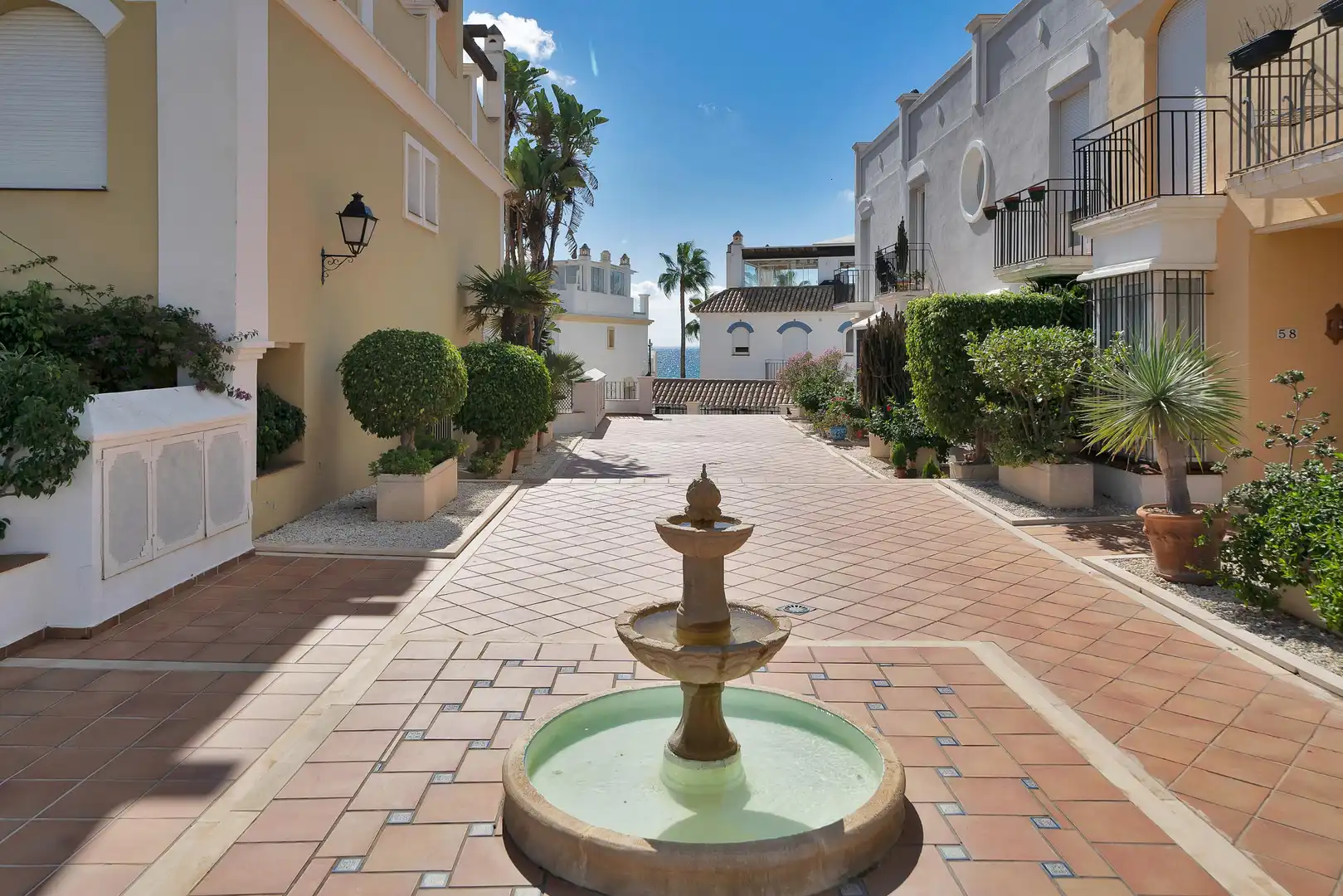 Vista exterior de Casa adosada en venta en Marbella con Jardín privado, Alarma y Piscina comunitaria