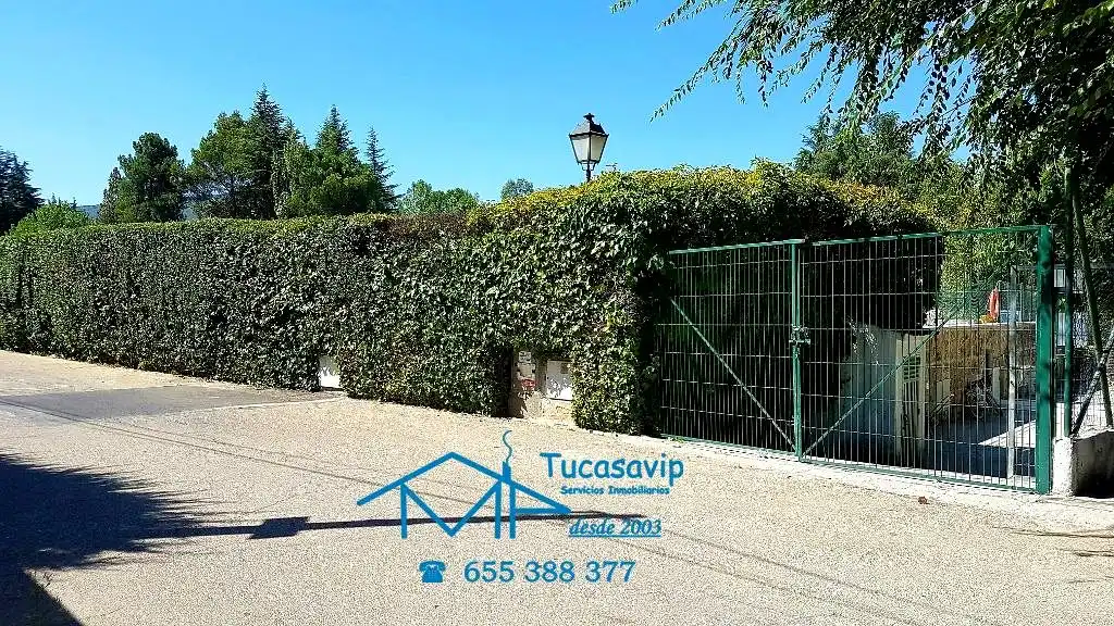 Vista exterior de Casa o xalet en venda en Pelayos de la Presa amb Calefacció, Jardí privat i Piscina comunitària
