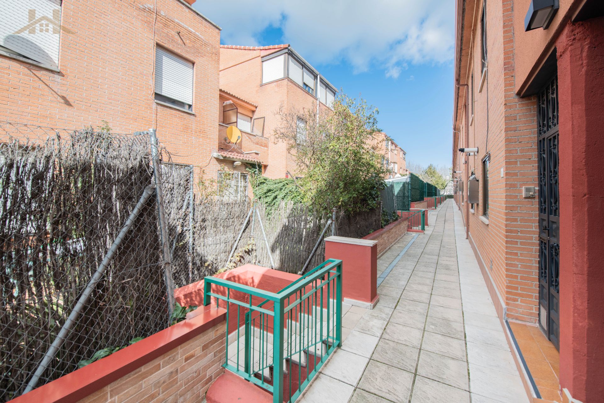 Vista exterior de Casa adosada en venda en Boadilla del Monte amb Aire condicionat, Calefacció i Jardí privat