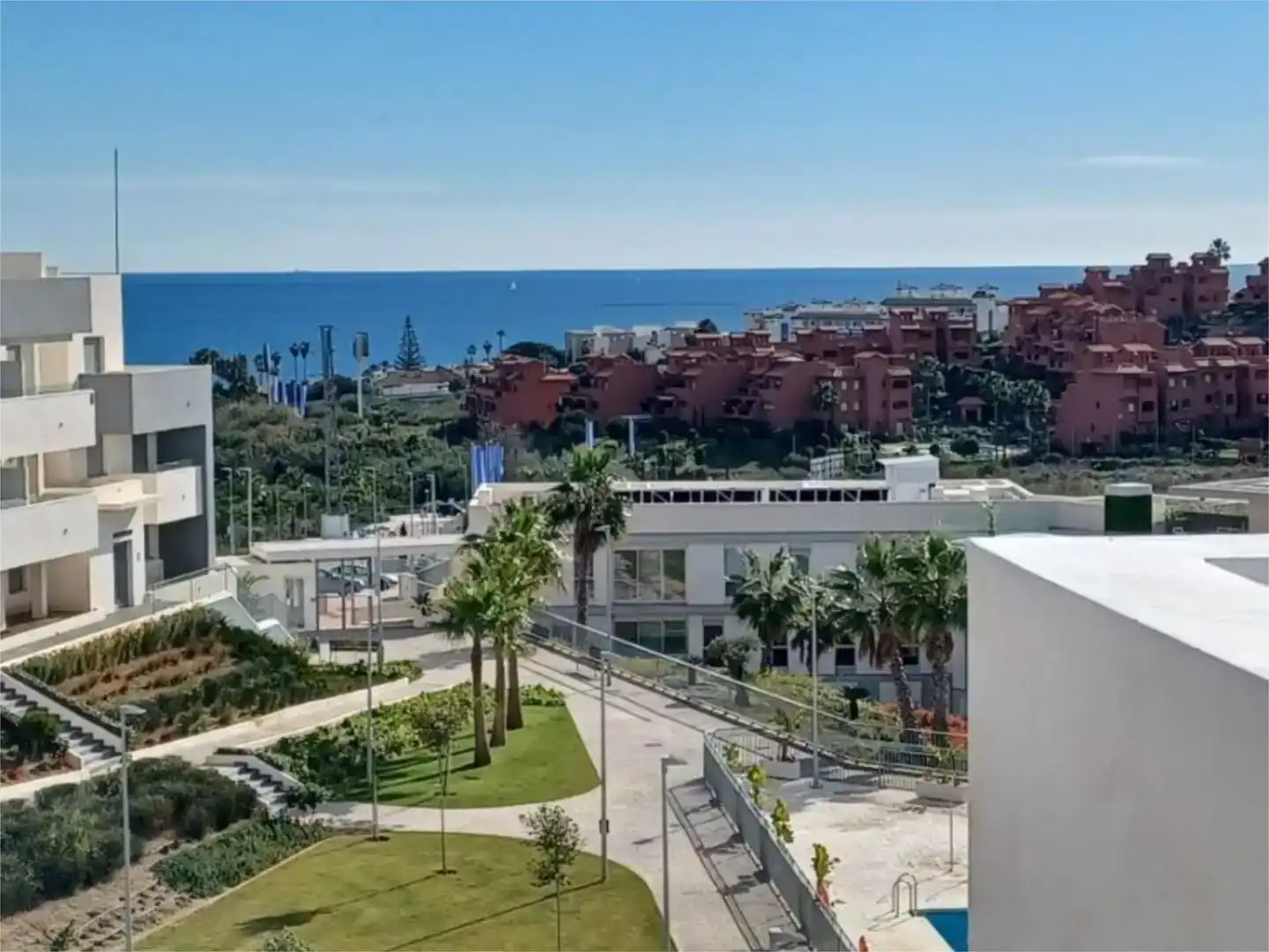 Vista exterior de Ático en venta en Estepona con Aire acondicionado, Piscina y Balcón