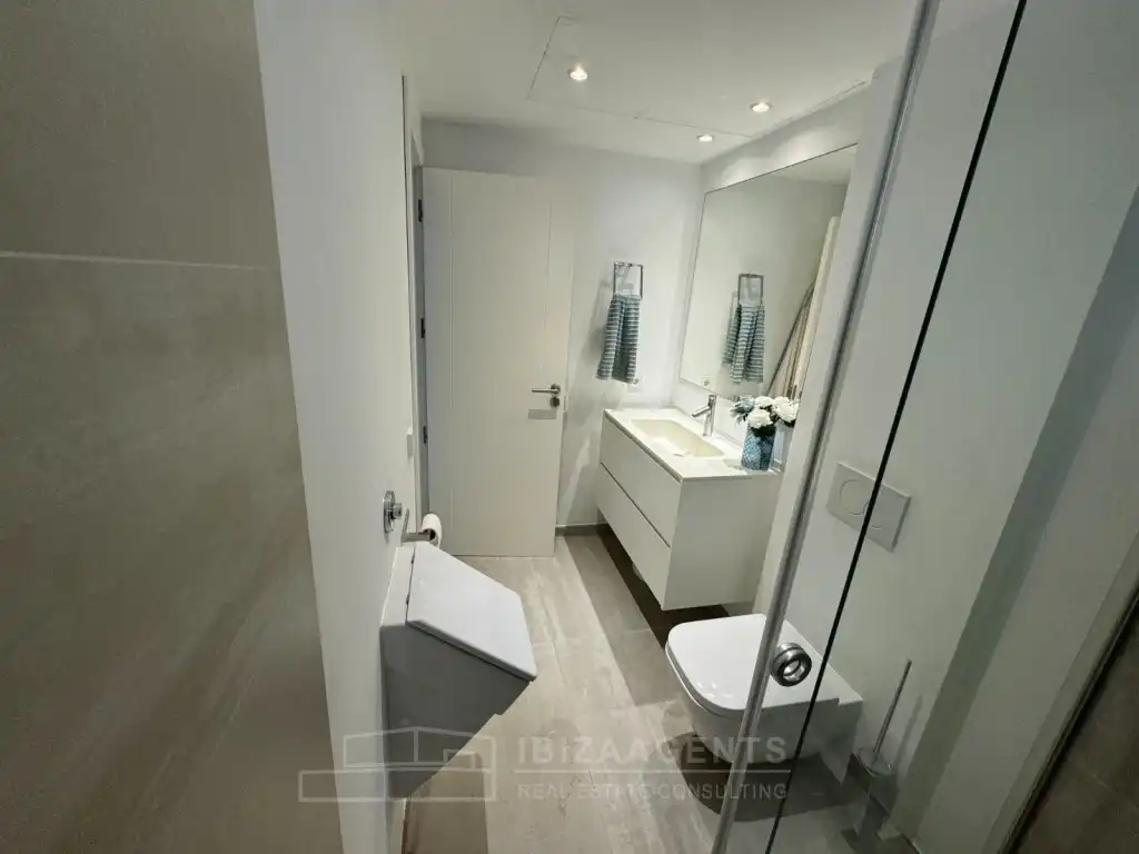 Baño de Apartamento en venta en Santa Eulària des Riu con Aire acondicionado, Calefacción y Piscina