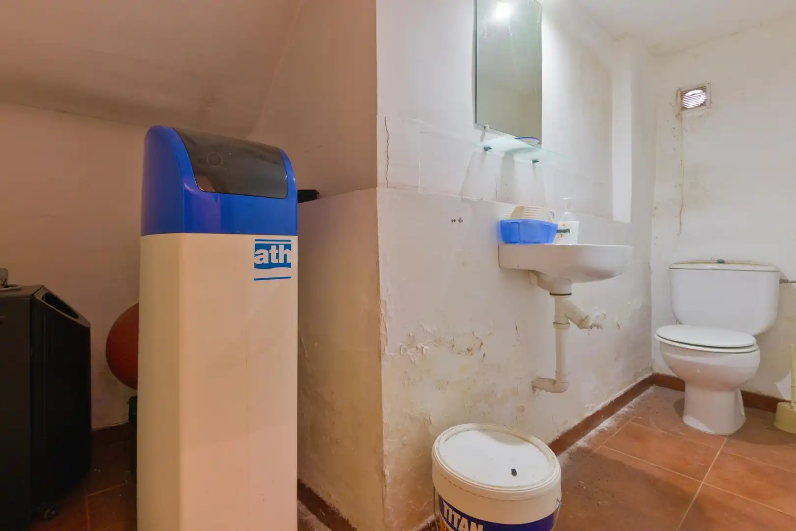 Bathroom of Detached homes for sale in Cúllar Vega  with Heating and Storage room