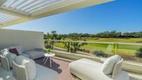 Terrasse von Wohnungen zum verkauf in Sotogrande mit Klimaanlage, Heizung und Privatgarten