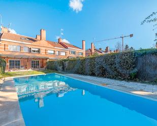 Swimming pool of Single-family semi-detached for sale in  Madrid Capital  with Air Conditioner, Heating and Private garden