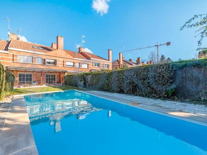 Swimming pool of Single-family semi-detached for sale in  Madrid Capital  with Air Conditioner, Heating and Private garden