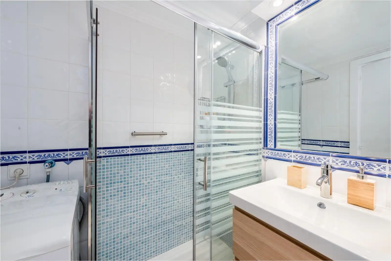Bathroom of Study for sale in Marbella  with Terrace, Balcony and Community pool