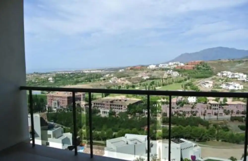 Außenansicht von Wohnungen zur Miete in Benahavís mit Klimaanlage, Terrasse und Schwimmbad