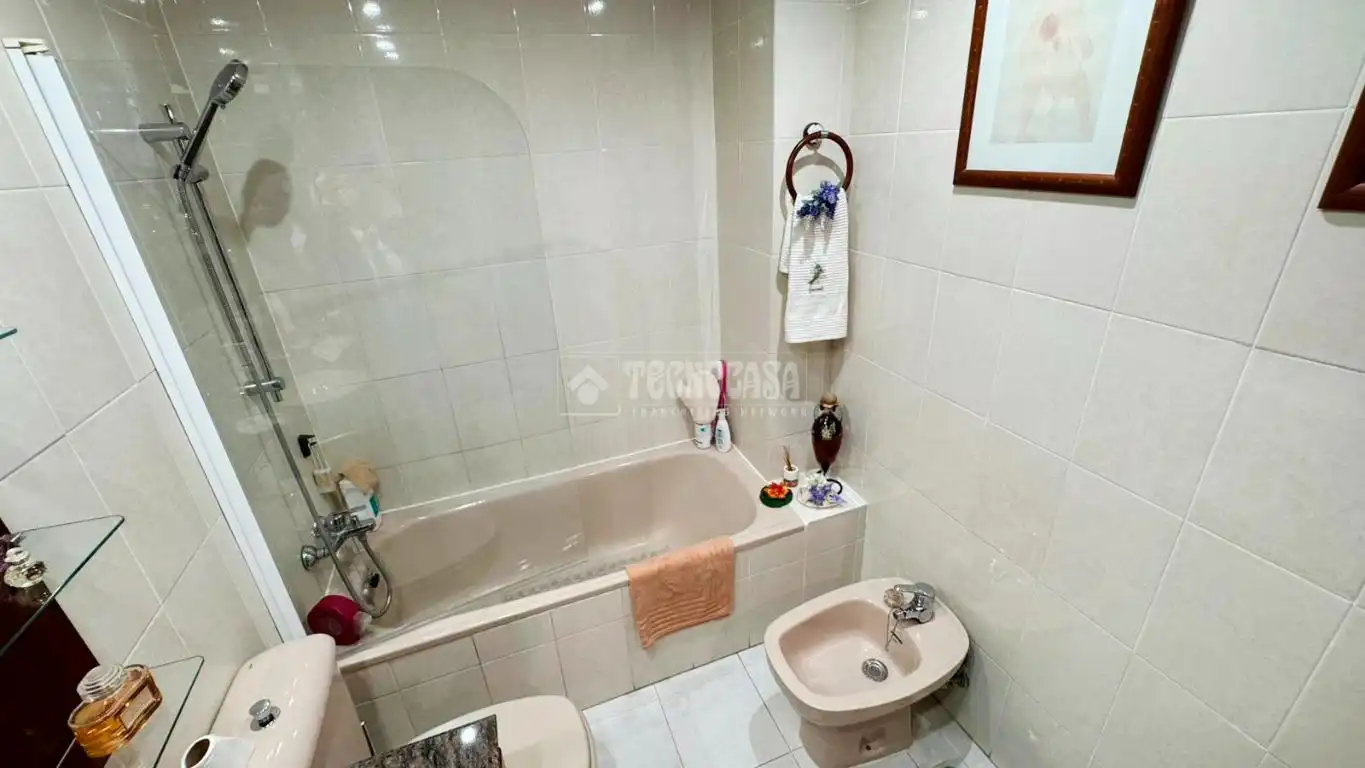 Baño de Casa adosada en venta en Zaragoza con Aire acondicionado, Terraza y Piscina comunitaria
