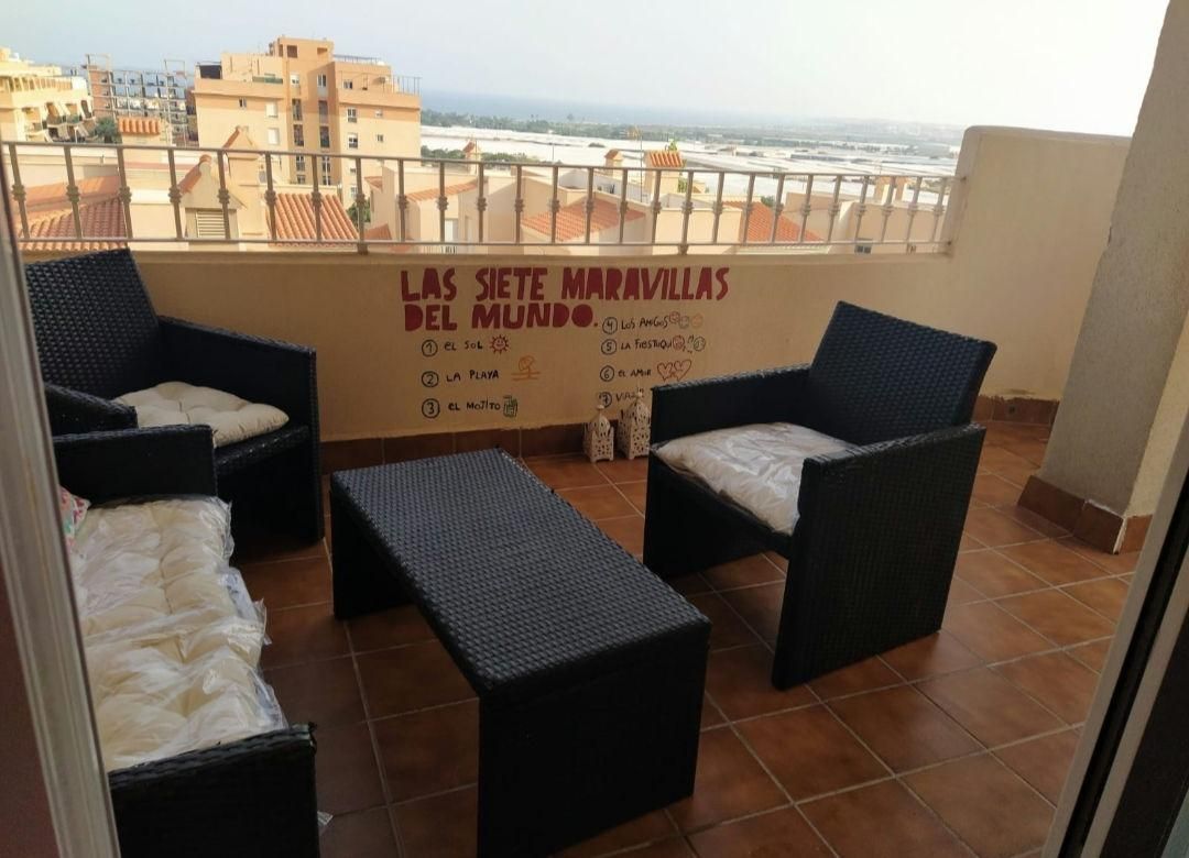 Terrassa de Pis de lloguer en Roquetas de Mar amb Aire condicionat i Piscina comunitària