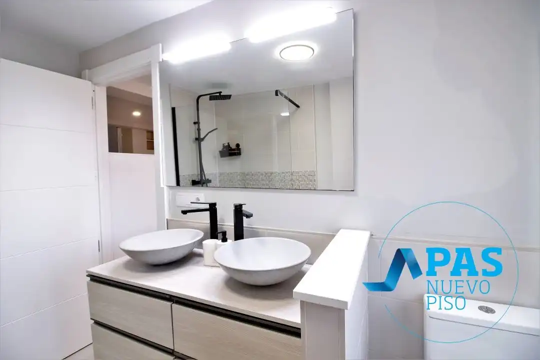 Badezimmer von Wohnung zur Miete in Santander mit Balkon