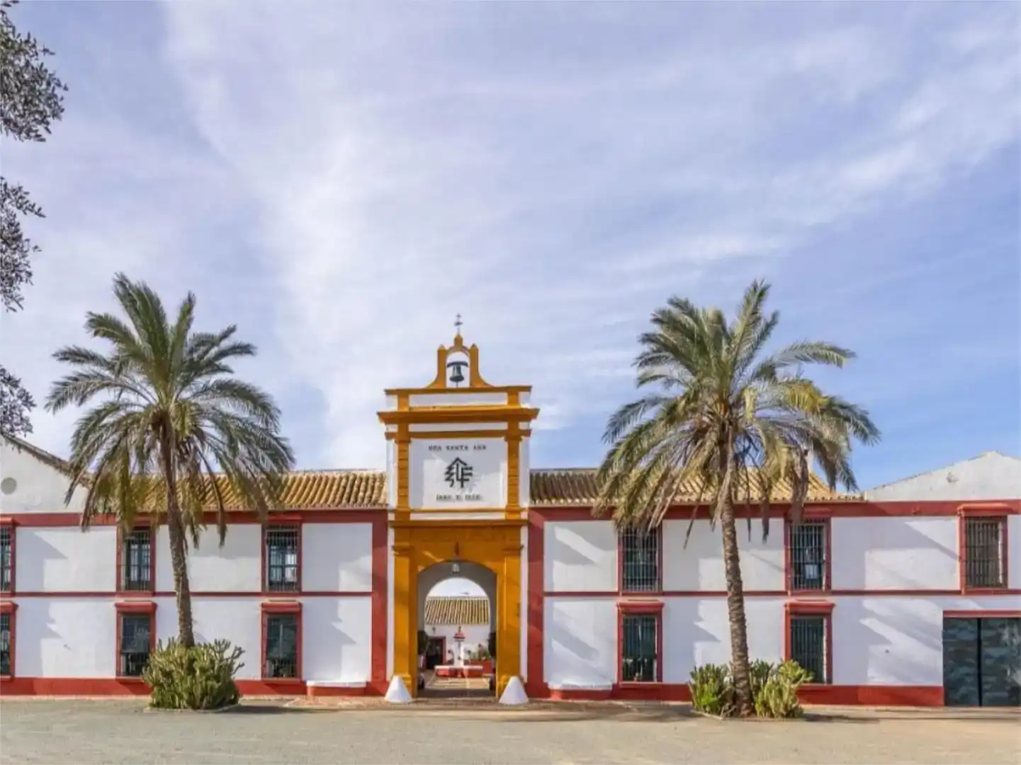 Vista exterior de Casa o xalet en venda en Carmona amb Jardí privat, Traster i Piscina