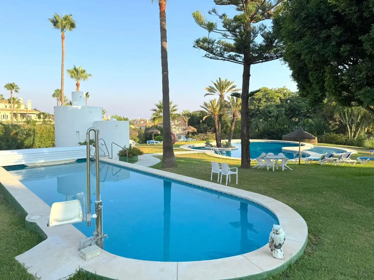 Piscina de Dúplex en venta en Marbella con Aire acondicionado, Terraza y Amueblado