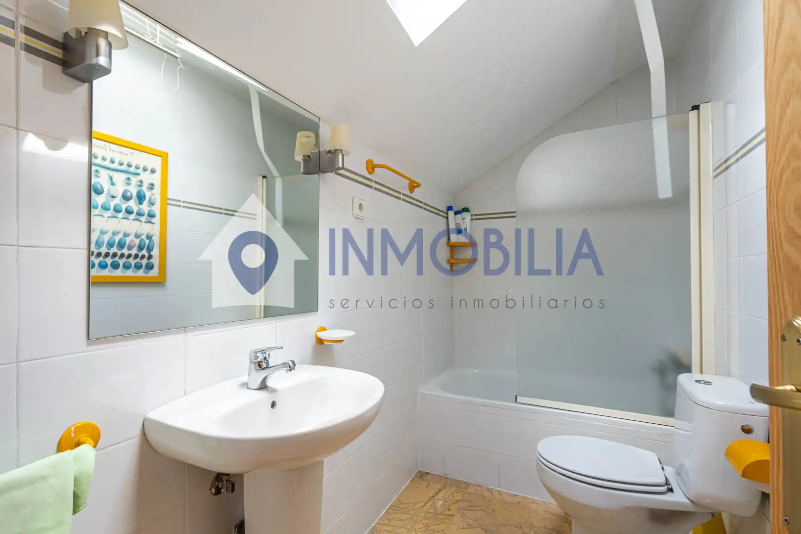 Baño de Casa adosada en venta en Madrid con Aire acondicionado, Calefacción y Jardín privado