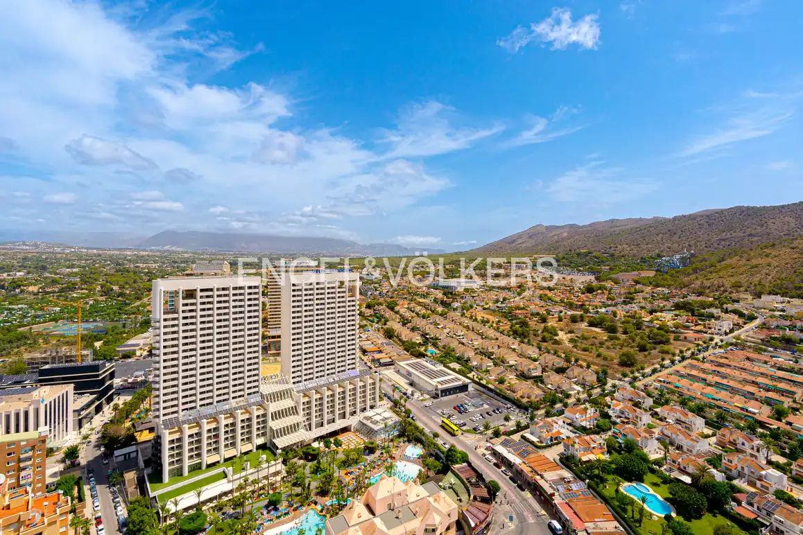 Vista exterior de Àtic en venda en Benidorm amb Aire condicionat, Jardí privat i Piscina comunitària