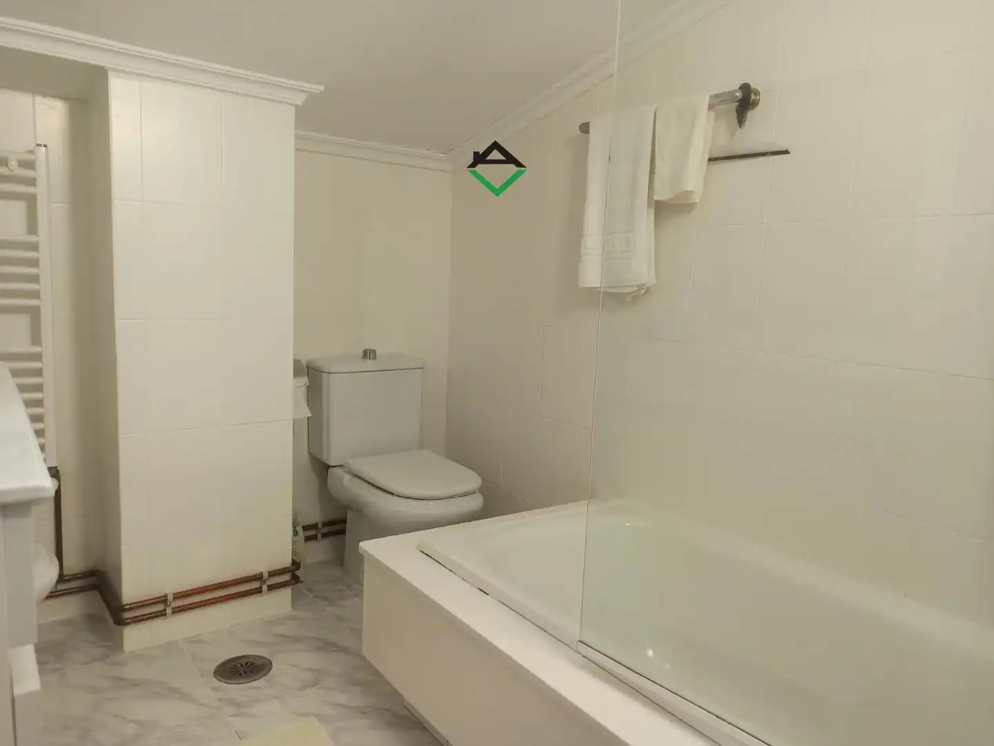 Baño de Ático en venta en Cangas  con Calefacción, Terraza y Amueblado