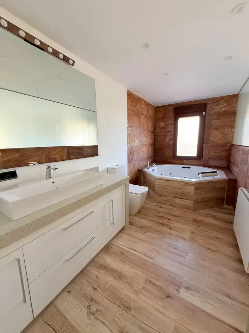 Badezimmer von Haus oder Chalet zur Miete in San Antonio de Benagéber mit Klimaanlage, Heizung und Privatgarten