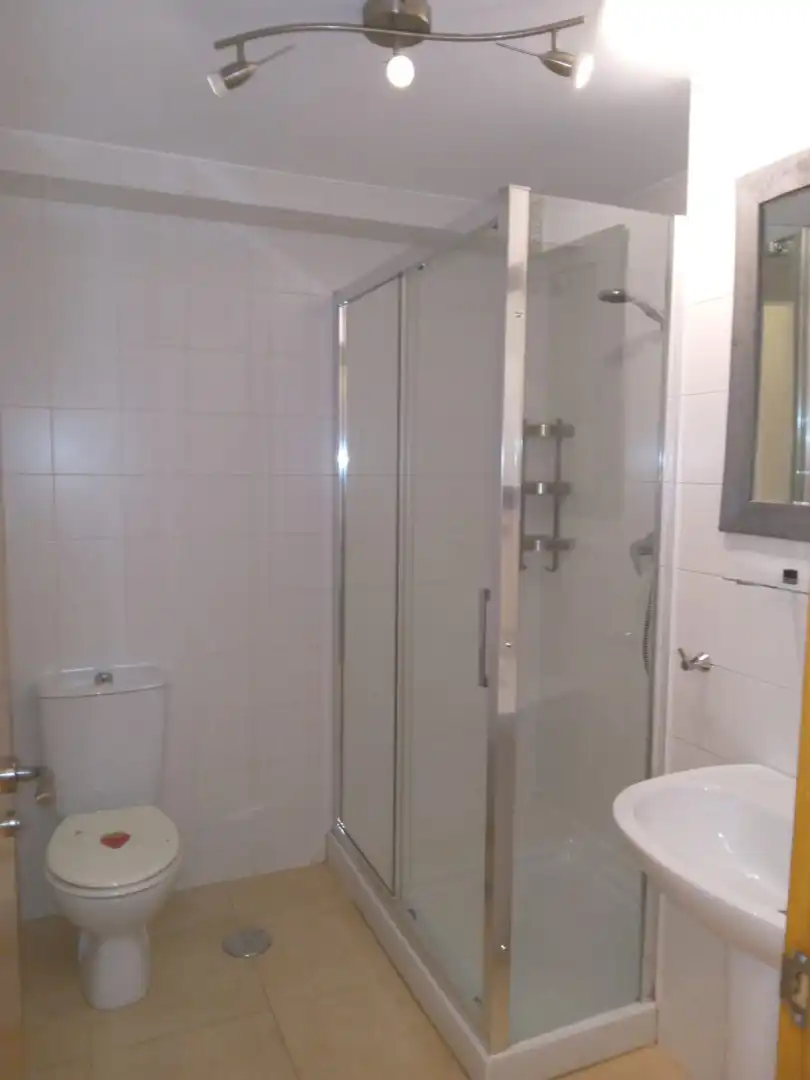 Badezimmer von Wohnung zur Miete in Sevilla mit Klimaanlage, Heizung und Waschmaschine