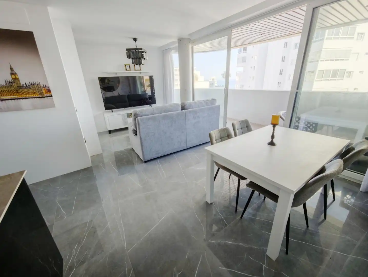 Sala d'estar de Apartament en venda en Benalmádena amb Aire condicionat, Terrassa i Traster