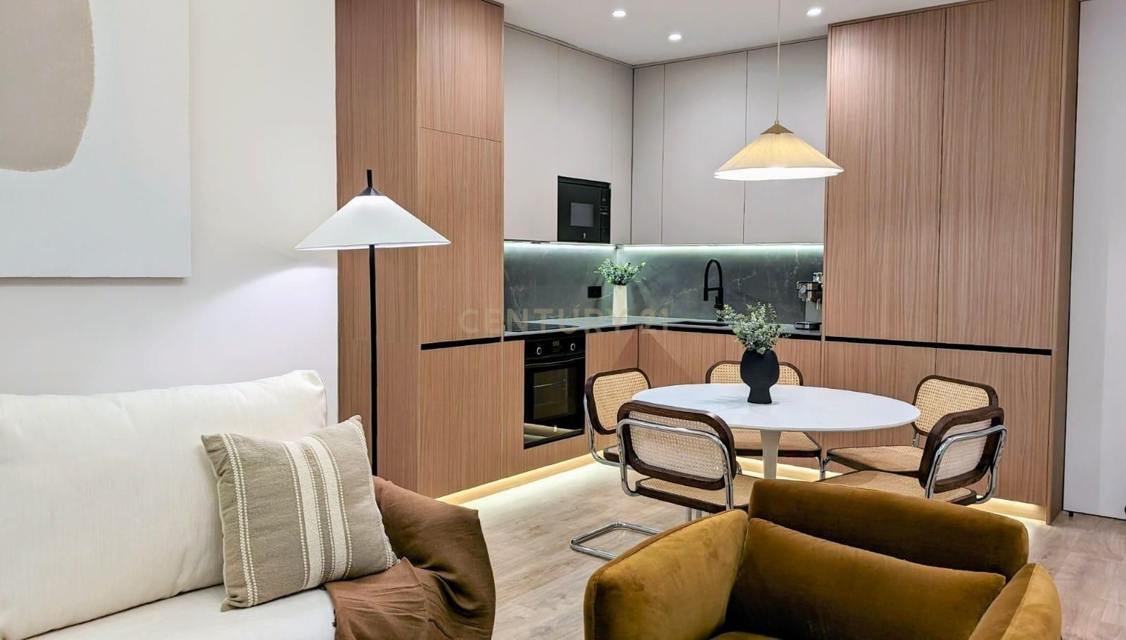 Living room of Apartment for sale in  Madrid Capital  with Air Conditioner, Furnished and Oven