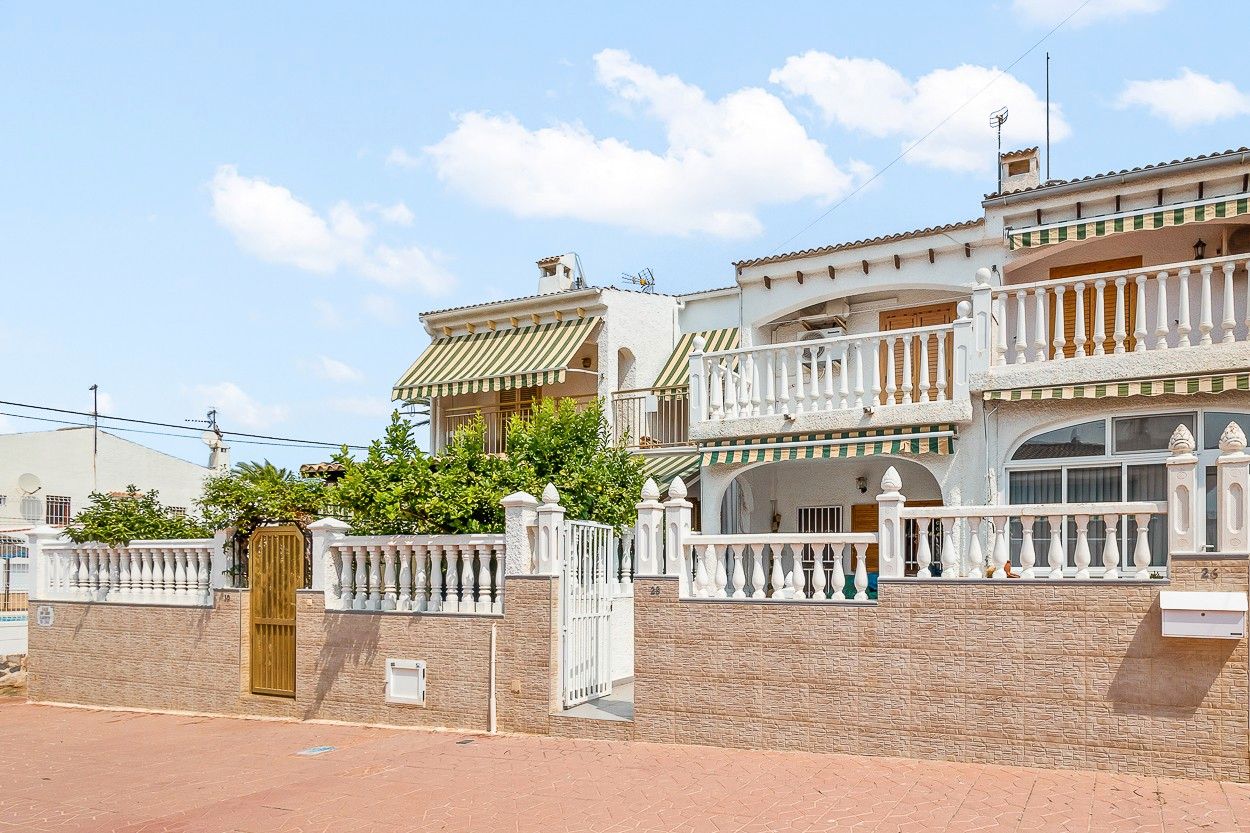 Vista exterior de Casa adosada en venda en Santa Pola amb Aire condicionat, Terrassa i Piscina