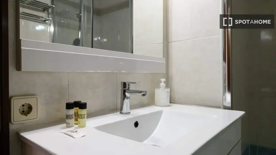 Badezimmer von Wohnung zur Miete in Madrid mit Klimaanlage, Heizung und Möbliert