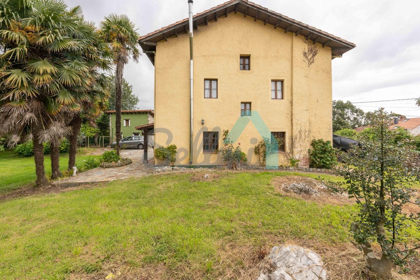 Vista exterior de Casa o xalet en venda en Llanes amb Calefacció, Jardí privat i Parquet
