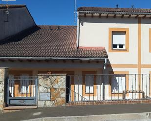 Vista exterior de Casa adosada en venda en Arenas de San Pedro amb Jardí privat, Terrassa i Traster