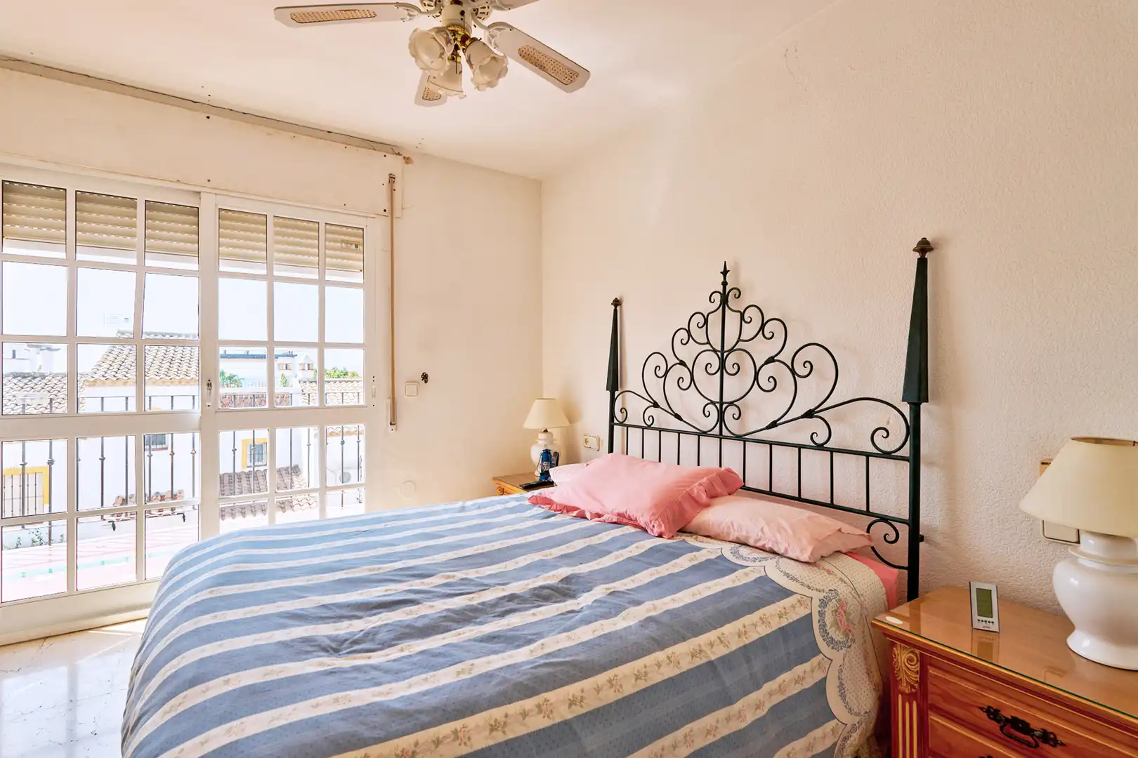 Schlafzimmer von Einfamilien-Reihenhaus zum Verkauf in Marbella mit Klimaanlage, Heizung und Terrasse