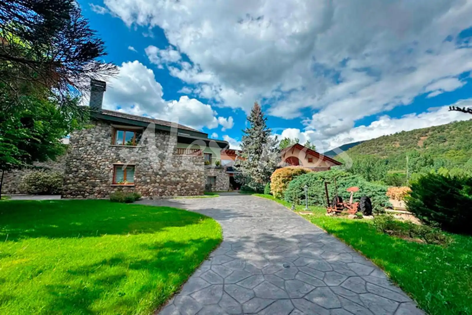 Vista exterior de Casa o xalet en venda en La Seu d'Urgell amb Aire condicionat, Calefacció i Jardí privat