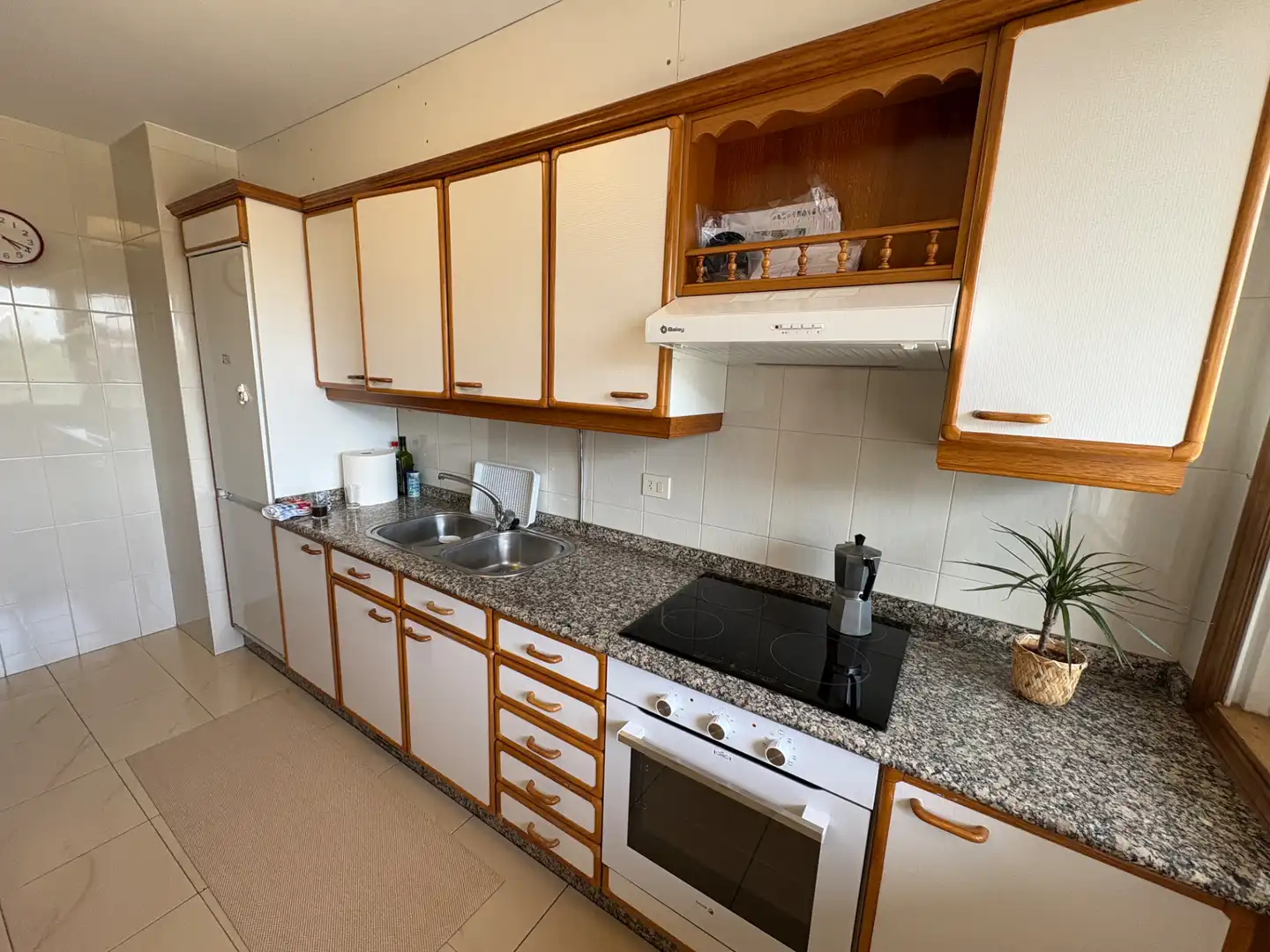 Küche von Wohnung zur Miete in A Coruña Capital  mit Möbliert, Ofen und Waschmaschine
