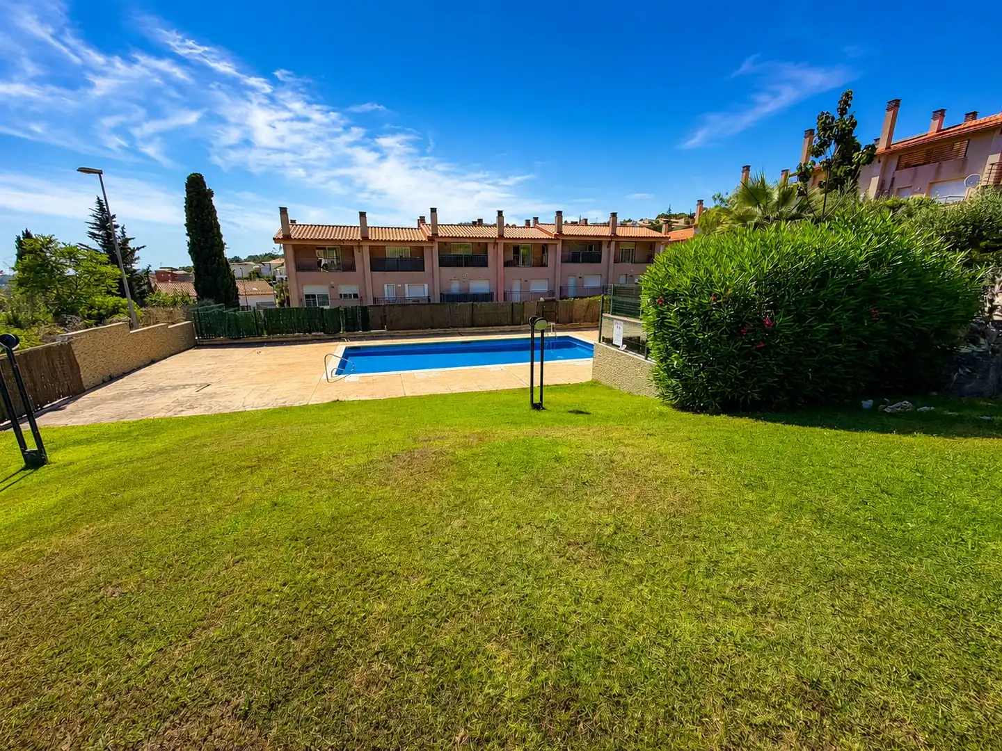 Piscina de Casa adosada en venda en Sitges amb Aire condicionat, Calefacció i Jardí privat