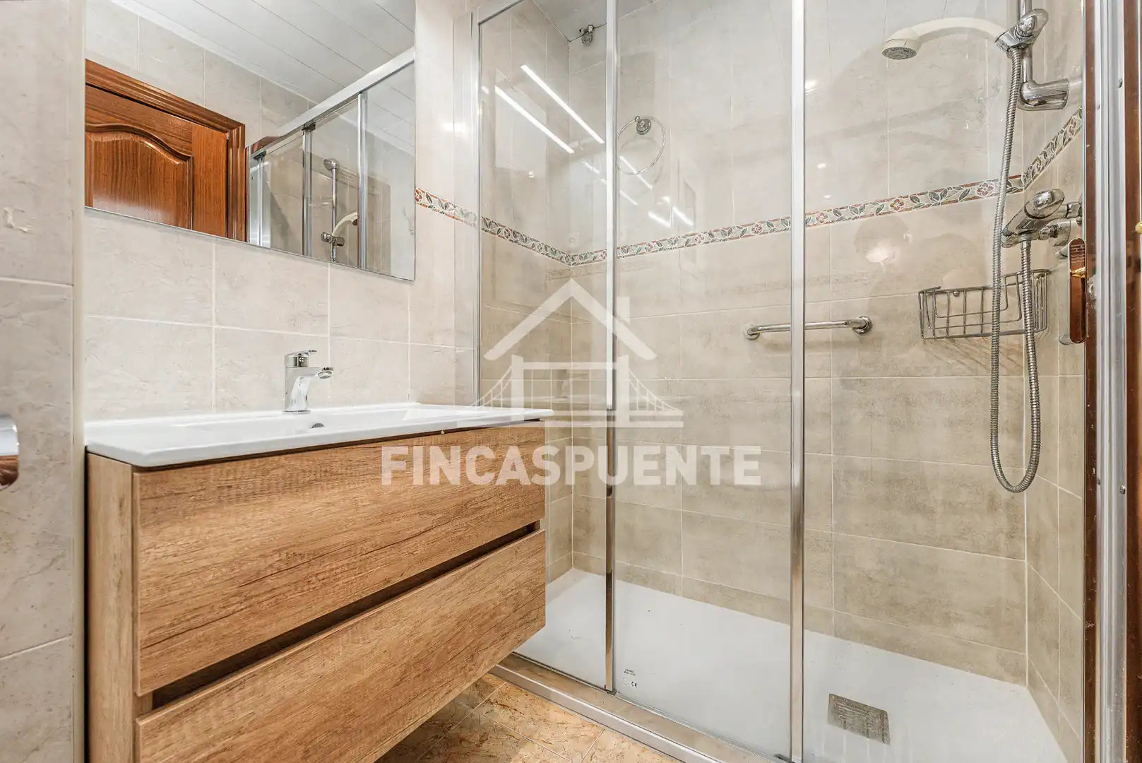 Badezimmer von Wohnung zum Verkauf in Barcelona mit Klimaanlage, Heizung und Parkett