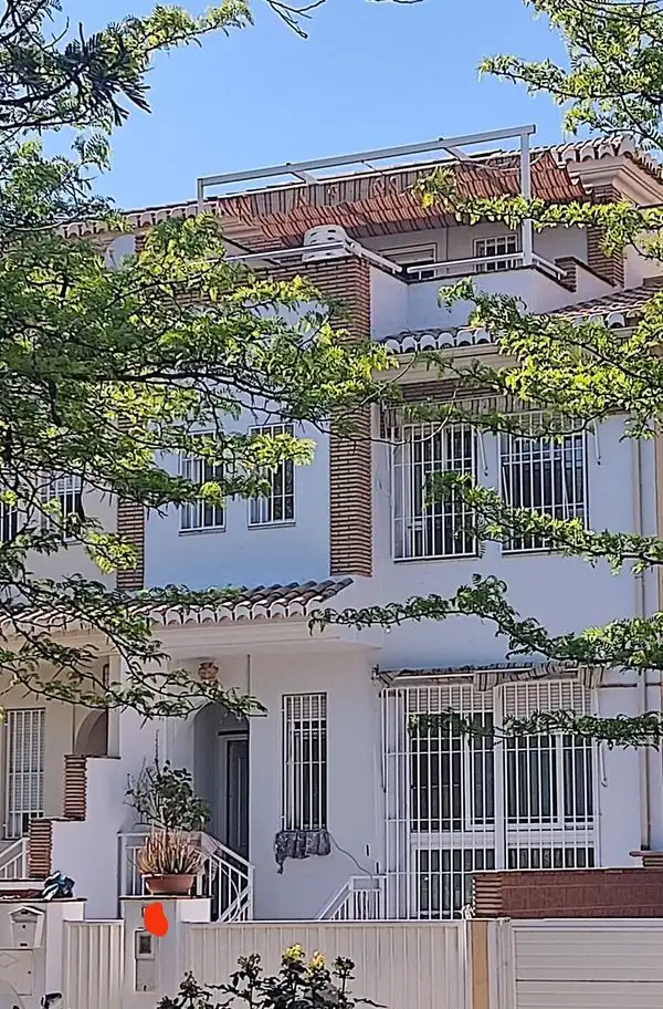 Außenansicht von Einfamilien-Reihenhaus zur Miete in Granada mit Klimaanlage, Privatgarten und Möbliert