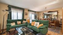 Living room of Single-family semi-detached for sale in  Madrid Capital  with Heating, Private garden and Parquet flooring