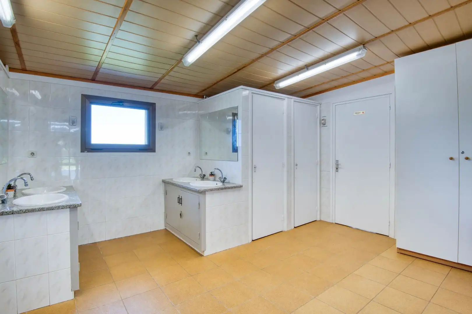 Badezimmer von Country house zum Verkauf in Albons mit Privatgarten, Terrasse und Schwimmbad