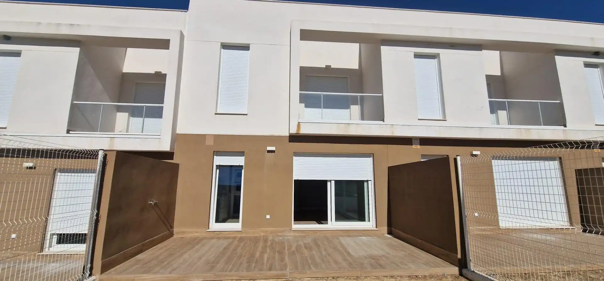 Außenansicht von Einfamilien-Reihenhaus zur Miete in Guillena mit Privatgarten, Balkon und Gemeinschaftspool