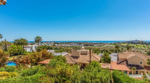 Foto 2 de Casa adosada en venta en Avenida de las Golondrinas, 1, Atalaya - Isdabe, Estepona