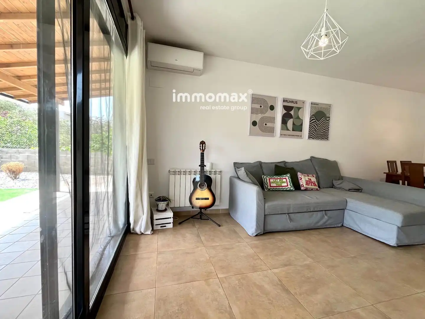 Sala d'estar de Casa o xalet en venda en Vilanova i la Geltrú amb Aire condicionat, Calefacció i Jardí privat